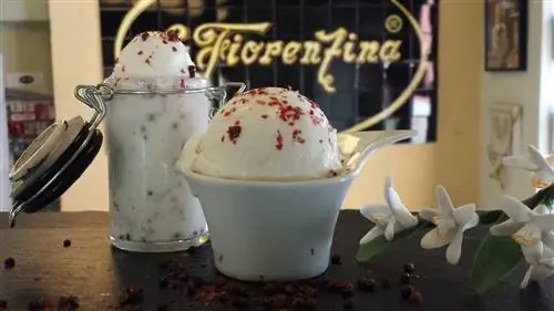 Апельсиновый цвет - лишь один из изобретательных вкусов мастера мороженого Хоакина Лирии. Апельсиновый цвет - лишь один из изобретательных вкусов мастера мороженого Хоакина Лирии.