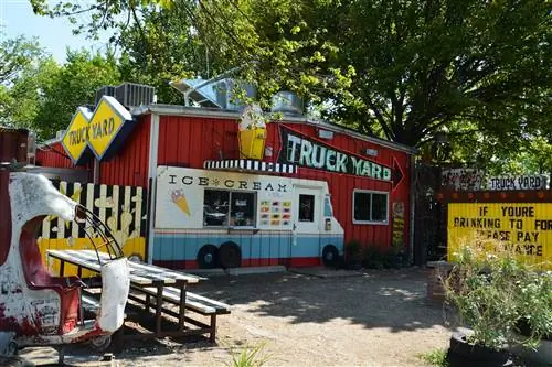 В Truck Yard в районе Даллас-Нижний-Гринвилл летом подают мороженое, а также есть грузовики с едой и живая музыка сзади.
