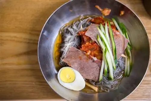 Нэнмён можно подавать холодным, но перец чили согревает