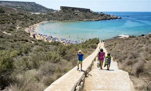 Живописная бухта Għajn Tuffieħa стоит 100 с лишним шагов