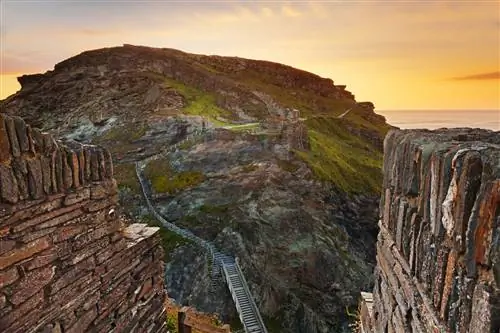 Прочные руины замка Тинтагель смотрят на Атлантический океан.