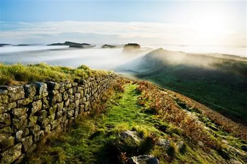 Туман окутывает Стену Адриана у Утеса Кадди. Некоторые историки говорят, что Артур провел свою последнюю битву поблизости.