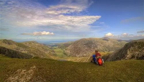Путешественник смотрит вниз с Гилдер Фаха, недалеко от Ллина Огена.
