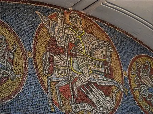 Красочные фрески на станции метро «Золотые ворота».