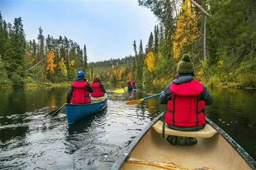 Несколько каякеров пробираются по воде в национальном парке Оуланка в Финляндии.