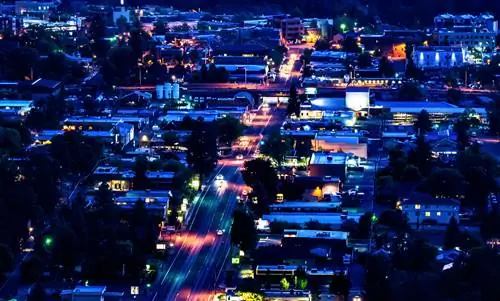 Крупный план шоссе 20 в Бенде, штат Орегон, ночью, снятый с вершины Pilot Butte Parl.