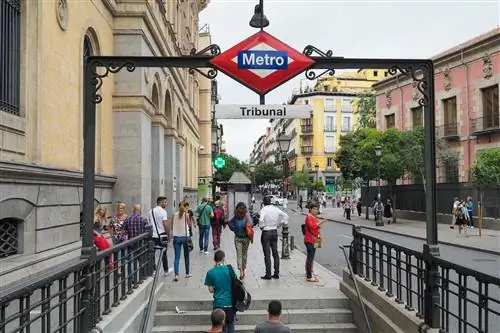 Станция метро «Трибунал» в Мадриде, Испания Станция метро «Трибунал» в Мадриде, Испания