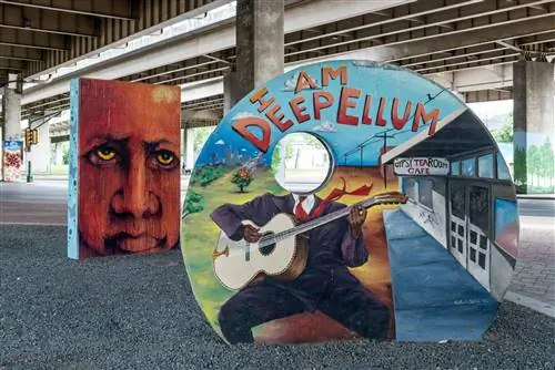 Самобытное городское искусство в Deep Ellum, районе, состоящем в основном из художественных и развлекательных заведений недалеко от центра города Old East Dallas, Texas.