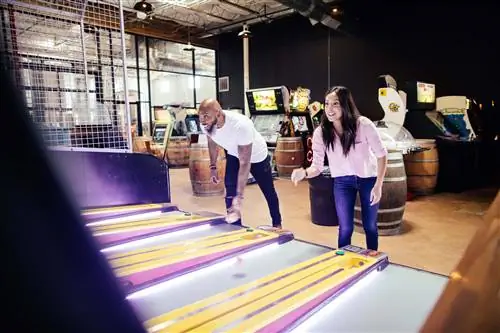 Два человека играют в скибол в Cidercade в Далласе.