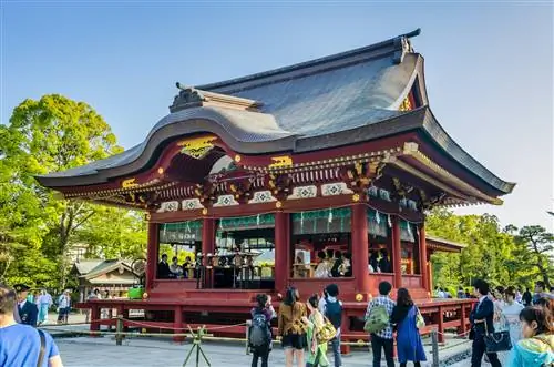 Посетители окружают Цуругаока Хатимангу, самый важный храм Камакуры.