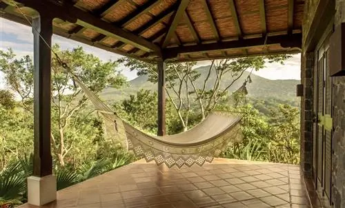Гамак на террасе с видом на джунгли в Эль-Респиро в Никарагуа.