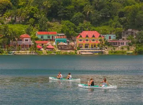 Туристы катаются на каноэ по озеру Петен-Ица в Гватемале.