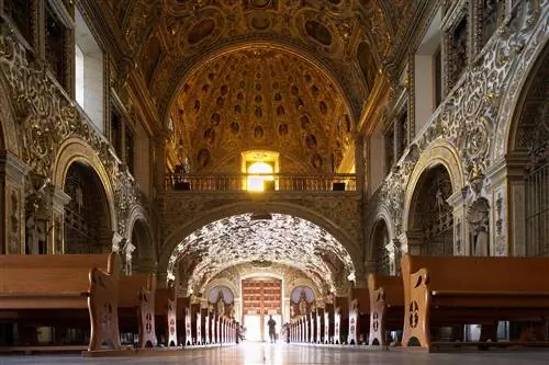 Вид с земли на роскошный интерьер собора Оахаки, Мексика.