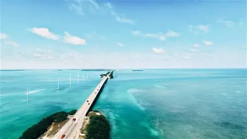 Живописный вид на шоссе Overseas Highway, протянувшееся над бирюзовыми водами в Исламораде, Флорида.