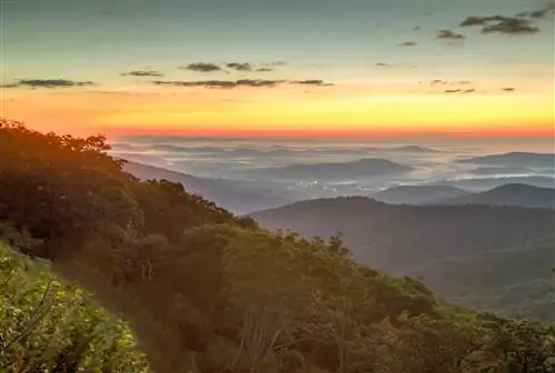 Горы Голубого хребта в сумерках, вид со стороны Skyline Drive в национальном парке Шенандоа.
