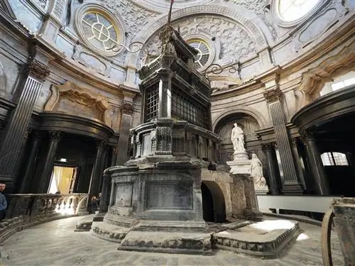 Интерьер часовни Плащаницы в подвале Туринского собора