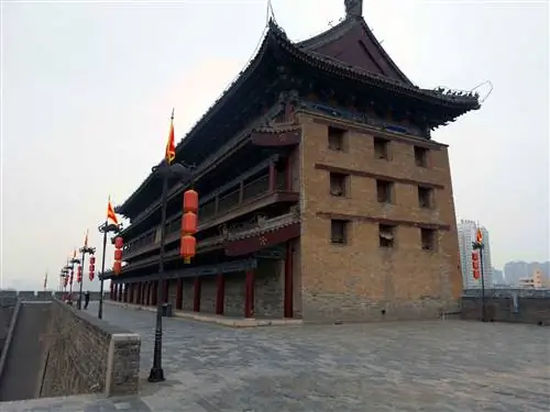 Вдоль стен Сианя разбросаны сторожевые и надвратные башни.