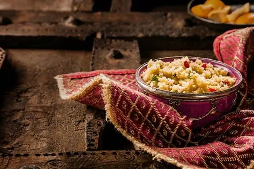 Украшенная чаша традиционного марокканского кускуса, украшенного драгоценными камнями.