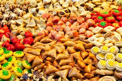 Крупный план прилавка с традиционными марокканскими сладостями на рынке Марракеша