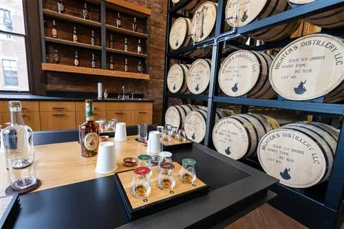 Дегустационный зал винокурни Michter's Distillery в Луисвилле, Кентукки.
