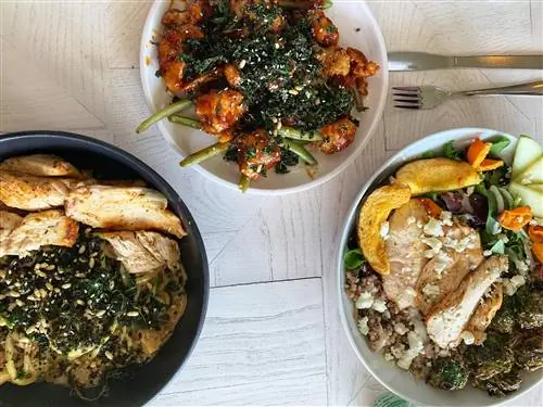 Вид сверху на три блюда на столе в ресторане Naive в Луисвилле.