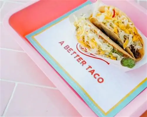 Два хрустящих тако с начинкой из растительного говяжьего фарша и немолочного сыра, салата айсберг, ломтиков редьки и цитрусового винегрета от Chicas Tacos