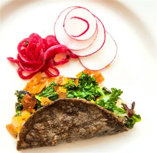 Снимок сверху Socal dobladita, лепешки из синей кукурузы, начиненной жареной кукурузой, капустой, овощами, карамелизированным луком и смесью мексиканских сыров в Socalo в Лос-Анджелесе.