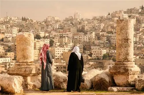Иорданская пара осматривает столицу Иордании Амман с холма Цитадели или Джебель-аль-Кала.