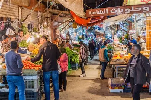 Люди делают покупки на рынке фруктов и овощей в Аммане, Иордания
