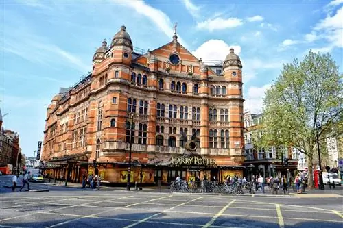 Отдельно стоящее театральное здание из красного кирпича с большой вывеской снаружи с надписью «Гарри Поттер