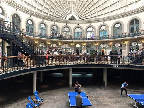 Кукурузная биржа предлагает независимые магазины наверху и всплывающие окна внизу.