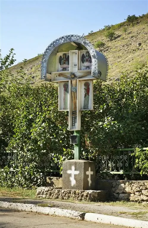 Крест на дороге в селе Требужены