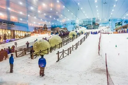 Ski Dubai - это крытый горнолыжный курорт с крытой лыжной зоной площадью 22 500 квадратных метров. Это часть торгового центра Mall of the Emirates.