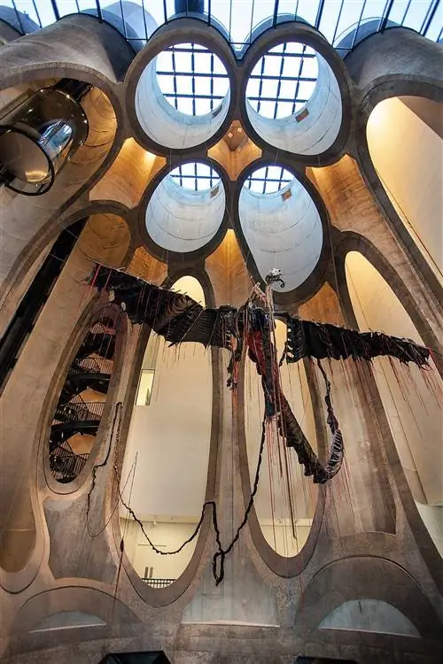 Интерьер музея Zeitz MOCAA в Кейптауне, расположенный в бывшем бункере.