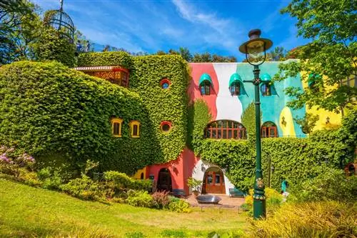 Ярко окрашенный экстерьер музея Ghibli в Токио, покрытый листвой.