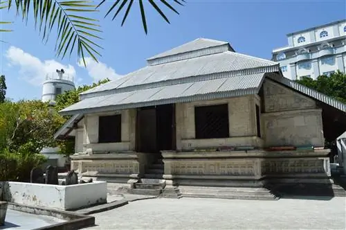 Красивая старая пятничная мечеть в Мале