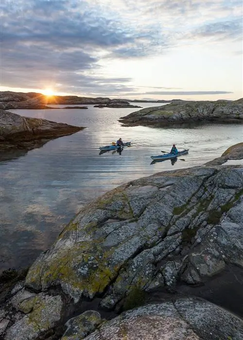 Каякеры исследуют побережье Бохуслен