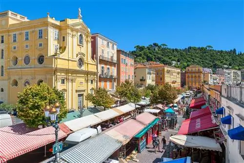 Вид на рынок Cours Saleya в Ницце в лучах солнца.