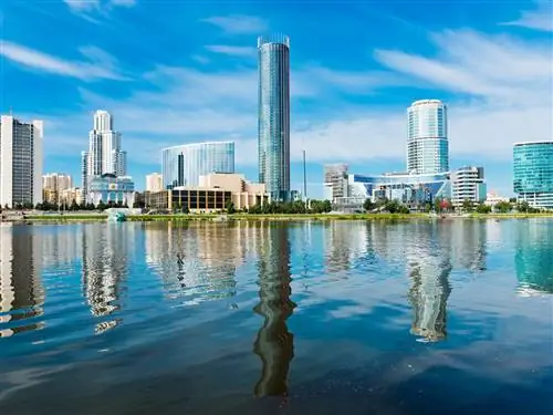 Современный горизонт Екатеринбурга и Городской пруд
