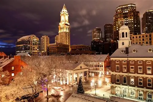 Праздничные огни на рынке Faneuil Hall Marketplace после снегопада в Бостоне.