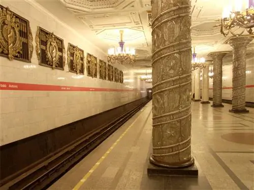 Белый мрамор и орнаментальное стекло станции метро Автово Белый мрамор и орнаментальное стекло станции метро Автово