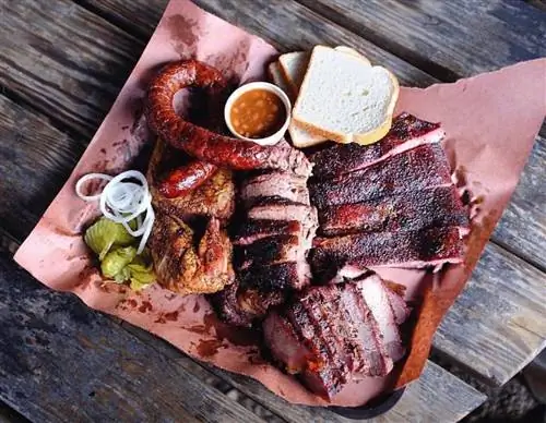 Поднос с нарезанным мясом и колбасой в ресторане Snow's BBQ