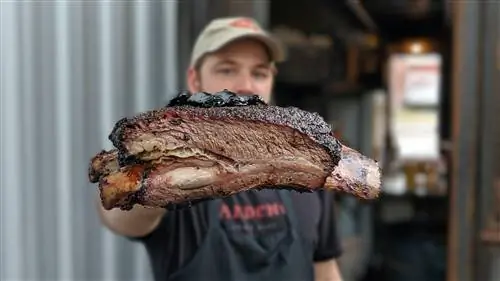 Крупный план говяжьих ребрышек из ZZQ Texas Craft Barbeque.