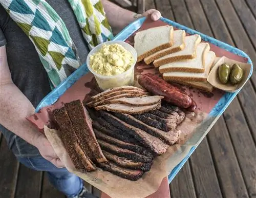 Поднос со свиными ребрышками, копченой индейкой, колбасой и грудинкой от Franklin BBQ в Остине.