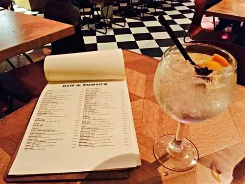 Ballroom предлагает более 100 различных видов джина с тоником.