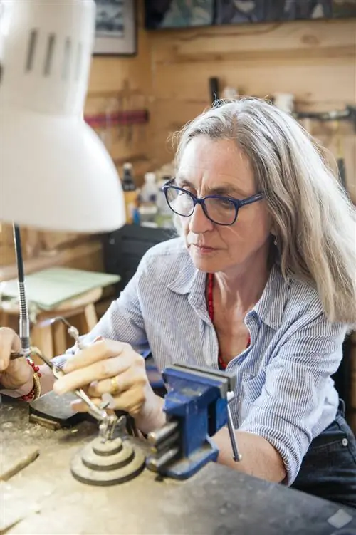 Лесли Чепмен в своей ювелирной мастерской.