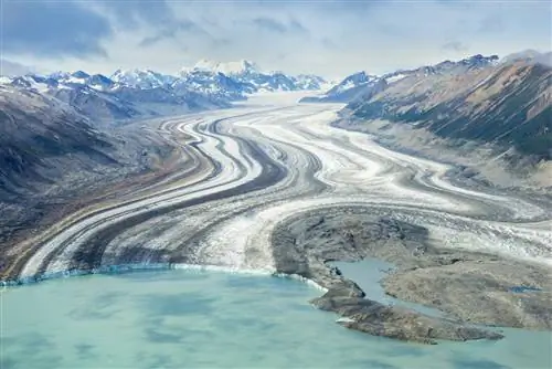 Конечная точка ледника Клуане; расстояние от верха до низа эквивалентно высоте 10-ти этажного дома