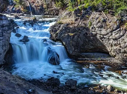 Водопад Файрхол на улице Файрхол-Каньон Драйв