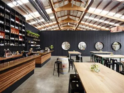 Бар у входа в винокурню Four Pillars смотрит, где производится весь их джин