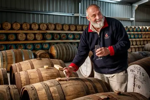 Отец-основатель Билл Ларк в магазине облигаций Lark Distillery Bond.